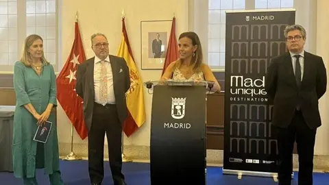 La concejala delegada de Turismo, Almudena Maíllo, junto a representantes de IFEMA Madrid, MadridJoya y del Gremio de Joyeros y Relojeros de Madrid, en la Casa de la Panadería - Ayuntamiento de Madrid