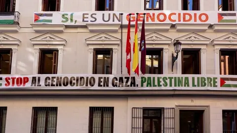 Más Madrid despliega la bandera de Palestina