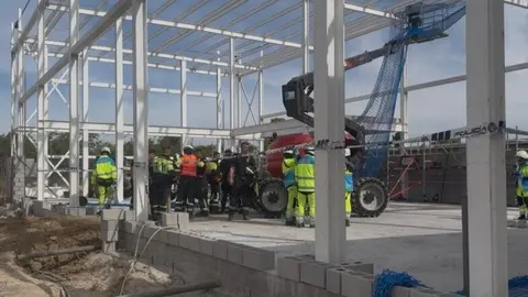 Edificio en construcción en el que se producido el accidente mortal | Foto de Emergencias Madrid