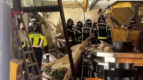 Escena de la explosión en el bar de Puente de Vallecas | Fotos de Emergencias Madrid