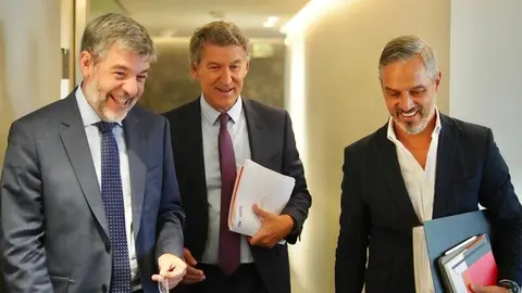 Alberto Núñez Feijóo habla con Alberto Nadal y Juan Bravo | Foto del PP