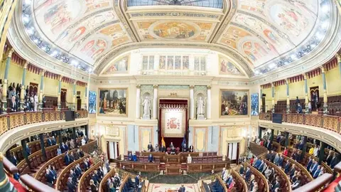 Imagen del Hemiciclo con algunos diputados en sus escaños | Foto del Congreso