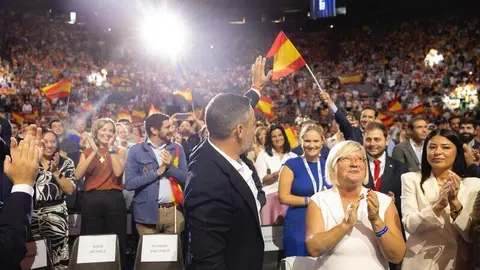 Santiago Abascal saludando al público del Europa Viva 25 | Foto de Vox