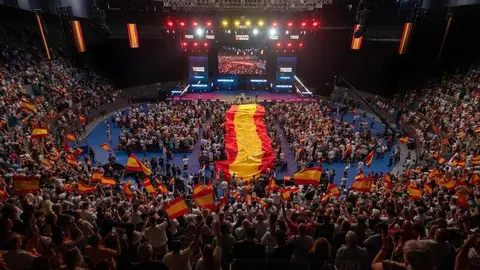 Una bandera de España ondea en el acto central de Vox en el Europa Viva 25 | Foto de Vox