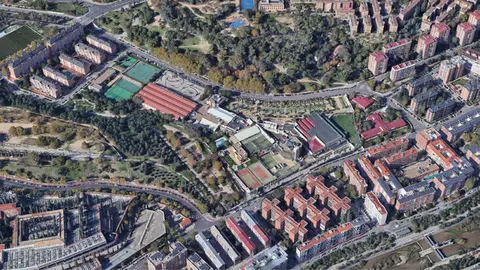 De izquierda a derecha: imagen de archivo fotografía aérea del estado actual e infografías del proyecto inicial y del nuevo proyecto de la zona de Ermita del Santo