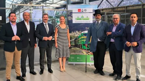 Los consejeros Dávila y De Paco Serrano, en el lanzamiento de la guía de lectura fácil sobre el tren turístico de Felipe II - Foto Comunidad de Madrid