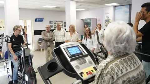 La vicealcaldesa, Inma Sanz, el delegado de Políticas Sociales, Familia e Igualdad, José Fernández, y el concejal de Carabanchel, Carlos Izquierdo, durante su visita al CMAIN Doctor Salgado Alba