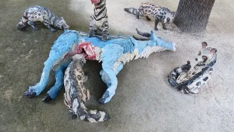 JULIO GALINDO. Festín de las civetas , 2022. 
Loza, pigmentos cerámicos y esmalte