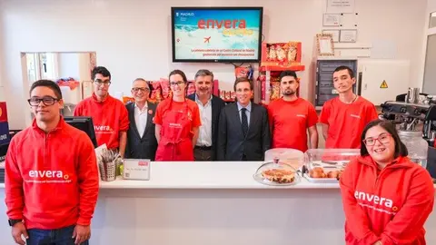 Almeida, durante su visita a la primera cafetería municipal gestionada por personas con discapacidad intelectual - Foto Ayuntamiento de Madrid