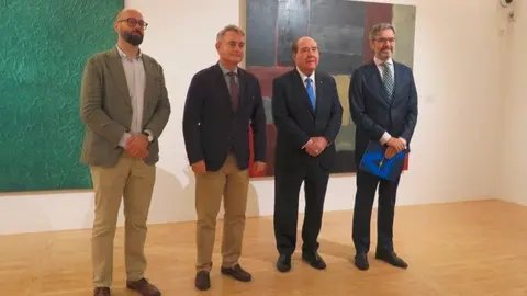 De izquierda a derecha, el responsable de la 
gestión artística de la Colección ABANCA y 
comisario de la exposición, Diego Gascón; el 
director general de Casa de América, León de la 
Torre Krais; el director general de RSS y 
Comunicación de ABANCA y presidente de 
Afundación, Miguel Ángel Escotet y Moisés 
Morera, director de Programación de Casa de 
América - Foto José Belló Aliaga