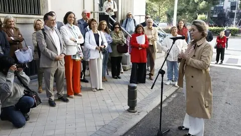 Acto de descubrimiento de la placa homenaje a María Moliner en su casa de Tetuán