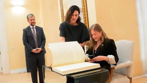 Díaz Ayuso ha mantenido hoy un encuentro con la encargada de negocios de la Embajada de Israel en España, Dana Erlich - Foto Comunidad de Madrid