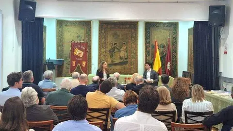 Ester Muñoz abre el ciclo de “Encuentros con los representantes políticos de León” en la Casa de León en Madrid
