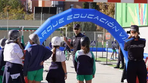 La vicealcaldesa, Inma Sanz, durante su visita al colegio Sagrados Corazones para asistir a una formación sobre educación vial de Policía Municipal