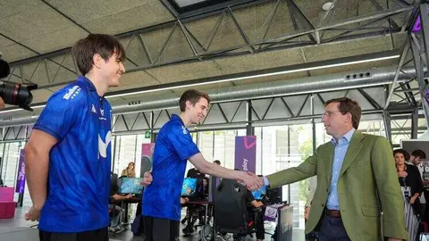 Almeida recibe a los equipos finalistas de la gran final europea del videojuego League of Legends