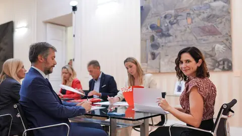 Isabel Díaz Ayuso en la Real Casa de Correos, en la reunión con la portavoz del PSOE en la Asamblea de Madrid, Mar Espinar  - Comunidad de Madrid