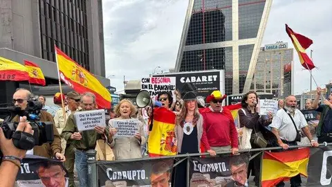 Manifestantes en Plaza de Castilla | Foto de redes sociales de Hazte Oir