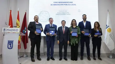Almeida y los galardonados de la edición 2025 de los Premios UCCI. Imagen de Felipe Nombela - Ayuntamiento de Madrid
