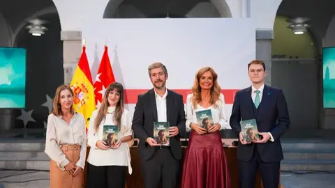 El consejero de Presidencia, Justicia y Administración Local, en la presentación de Vidas Rasgadas de Vera de Benito - Foto Comunidad de Madrid