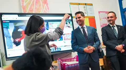 El consejero Viciana, durante su visita al CPEE Miguel de Unamuno en Móstoles - Foto Comunidad de Madrid