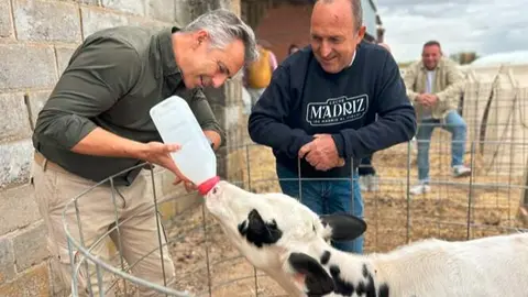El consejero Novillo, durante su visita, en Villa del Prado, a la cooperativa que fabrica Leche Madriz  - Foto Comunidad de Madrid