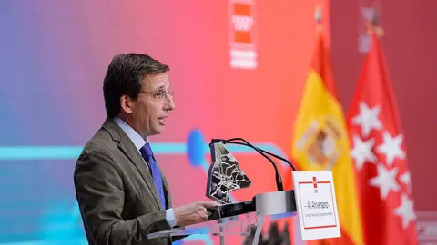 Almeida recoge el reconocimiento al Ayuntamiento por parte del CRTM en el acto celebrado este viernes en la Real Casa de Correos