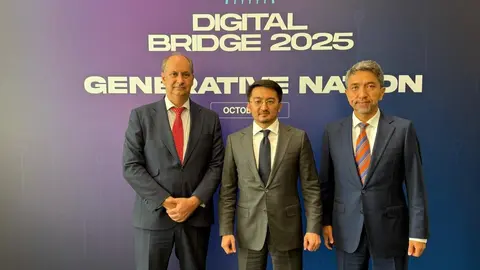 El consejero López-Valverde, hoy en Astaná, la capital del país  euroasiático, con el ministro de Inteligencia Artificial y Desarrollo Digital - Foto Comunidad de Madrid