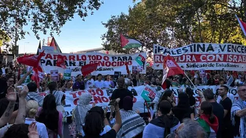 La cabecera de la manifestación, al pasar por la Gran Vía | Foto de Servimedia
