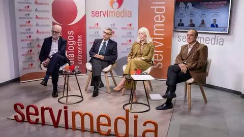 En la foto, el presidente de la Sección de Arrendamientos y Propiedad Horizontal del Colegio de Abogados de Madrid y director jurídico de la revista inmobiliaria 'Sepín', Alberto Torres; el presidente del Colegio de Agentes de la Propiedad Inmobiliaria de Madrid, Jaime Cabrero; y la secretaria letrada del Consejo arbitral del alquiler de la Comunidad de Madrid, Beatriz Moreno y el presidente de la Agencia Negociadora del Alquiler, José Ramón Zurdo| Foto de Jorge Villa