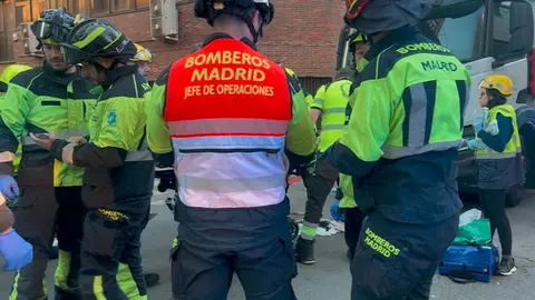 Bomberos y personal de Samur Protección Civil en la escena del atropello - Foto Emergencias Madrid