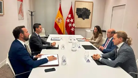 El consejero de Educación, Ciencia y Universidades ha recibido al alcalde de El Escorial - Foto Comunidad de Madrid