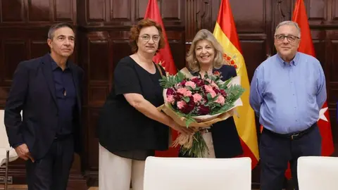 La delegada de Economía, Innovación y Hacienda con representantes de la Asociación de Vendedores Profesionales de Prensa de Madrid (AVPPM) - Foto Ayuntamiento de Madrid