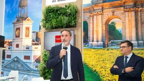 El viceconsejero de Vivienda, Transportes e Infraestructuras, en el estand del Ejecutivo regional de Expo Real 2025 - Foto Comunidad de Madrid