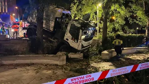 Camión municipal precipitado en la Cuesta de la Vega - Foto Emergencias Madrid