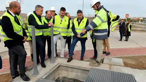 Novillo durante su visita a un tanque de tormenta en Valdemoro - Foto archivo Ayuntamiento de Valdemoro