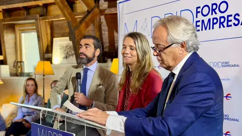 Iñaki Ortega, director general de LLYC Madrid, Ángela de Miguel, presidenta de CEPYME y Hilario Alfaro, presidente de Madrid Foro Empresarial