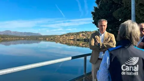 El consejero Novillo, durante su visita a la presa de Pedrezuela - Foto Comunidad de Madrid
