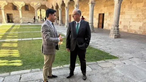 Emilio Corchado charlando con José Miguel Mateos Roco, Vicerrector de Investigación de la Universidad de Salamanca