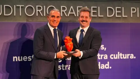 De Paco Serrano, junto al exseleccionador nacional de baloncesto Sergio Scariolo - Foto Comunidad de Madrid