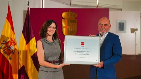 Díaz Ayuso ha hecho entrega de una placa al Ayuntamiento tras aprobar este reconocimiento - Foto Comunidad de Madrid