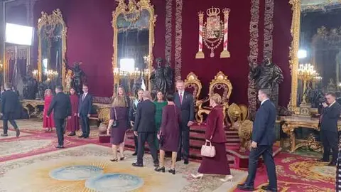 Los Reyes y sus hijas saludando a los alcaldes este domingo | Foto de Servimedia