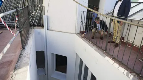 El delegado de Pol&iacute;ticas de Vivienda y presidente de EMVS Madrid, &Aacute;lvaro Gonz&aacute;lez, acompa&ntilde;ado del concejal de Centro, Carlos Segura, visita las obras de rehabilitaci&oacute;n en Churruca, 27