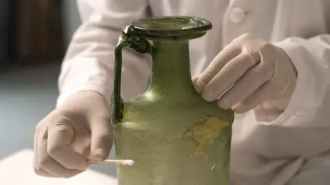 Exposici&oacute;n 25 a&ntilde;os del taller de restauraciones en vidrio  arqueol&oacute;gico del MARPA - Foto Comunidad de Madrid