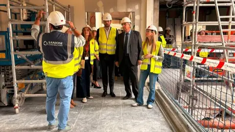 La viceconsejera de Sanidad, visitando las obras de este dispositivo de Atenci&oacute;n Primaria - Foto Comunidad de Madrid