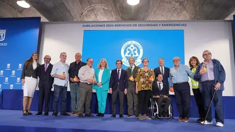 El alcalde de Madrid, Jos&eacute; Luis Mart&iacute;nez-Almeida, y la vicealcaldesa y delegada de Seguridad y Emergencias, Inma Sanz, en el homenaje a los efectivos de seguridad y emergencias jubilados en 2024