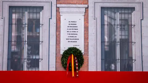 La Comunidad coloca su corona de laurel en homenaje a las v&iacute;ctimas del COVID-19