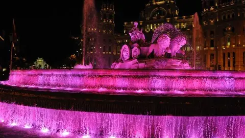 La Fuente de Cibeles iluminada de rosa | Foto del Ayuntamiento de Madrid