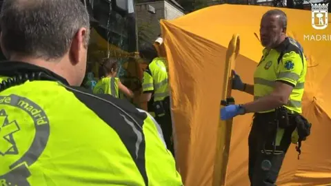 Personal sanitario atiende a la v&iacute;ctima del atropello - Emergencias Madrid