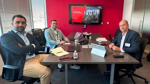 El consejero L&oacute;pez-Valverde, con el vicepresidente global de asuntos p&uacute;blicos de la compa&ntilde;&iacute;a en su sede de Austin (Texas) - Foto Comunidad de Madrid