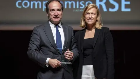 Carabante recogiendo premio proyecto de descarbonizaci&oacute;n EMT Madrid - Foto Ayuntamiento de Madrid